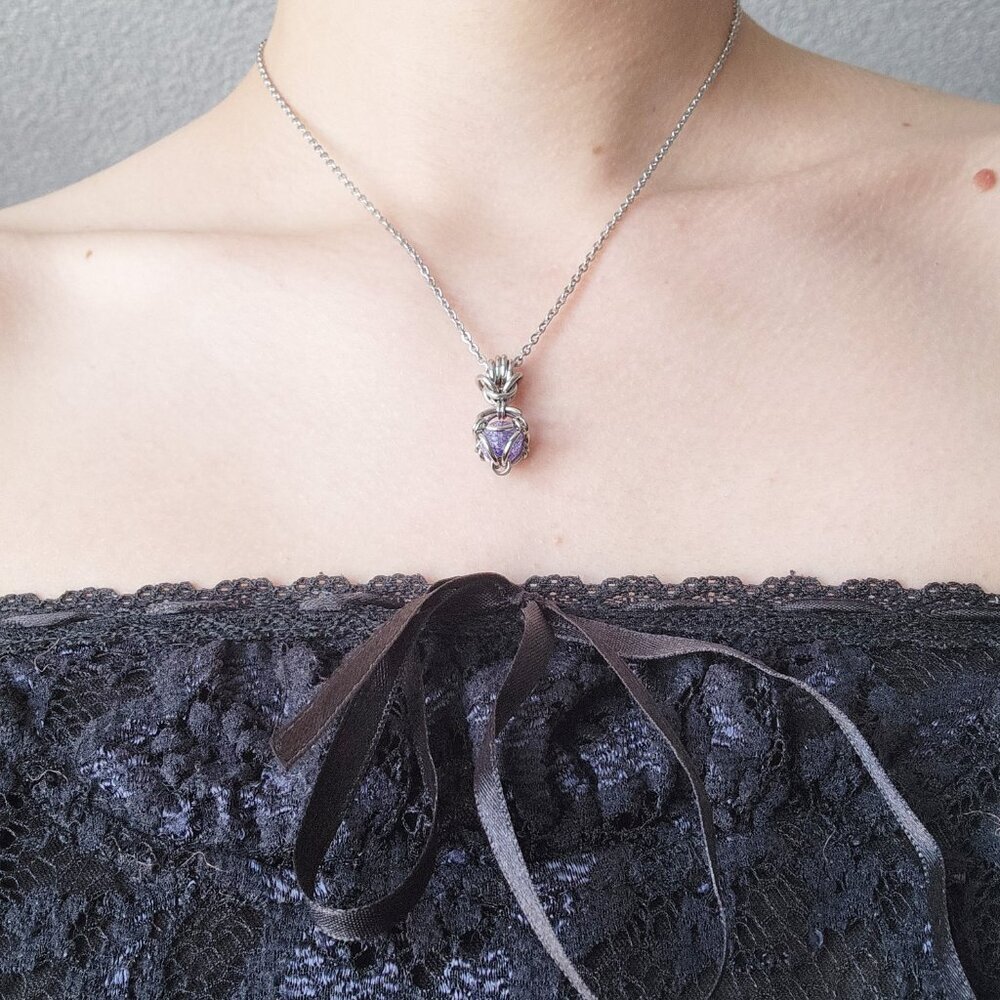 Whimsical fairy silver and purple pearl chainmail necklace - Picture 3 of 7